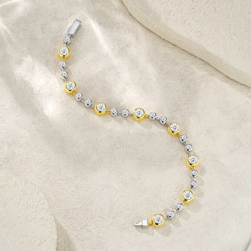 A Luxurious And Fashionable Minimalist Jewelry Bracelet Featuring Top-quality Moissanite, Made Of S925 Silver Electroplated With Platinum.