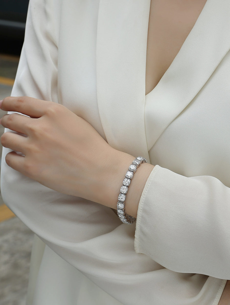 Large Gravitational Pull - A Fashionable And Light Luxury Jewelry Silver Bracelet Set With Top-quality Moissanite, S925 Silver-plated Platinum