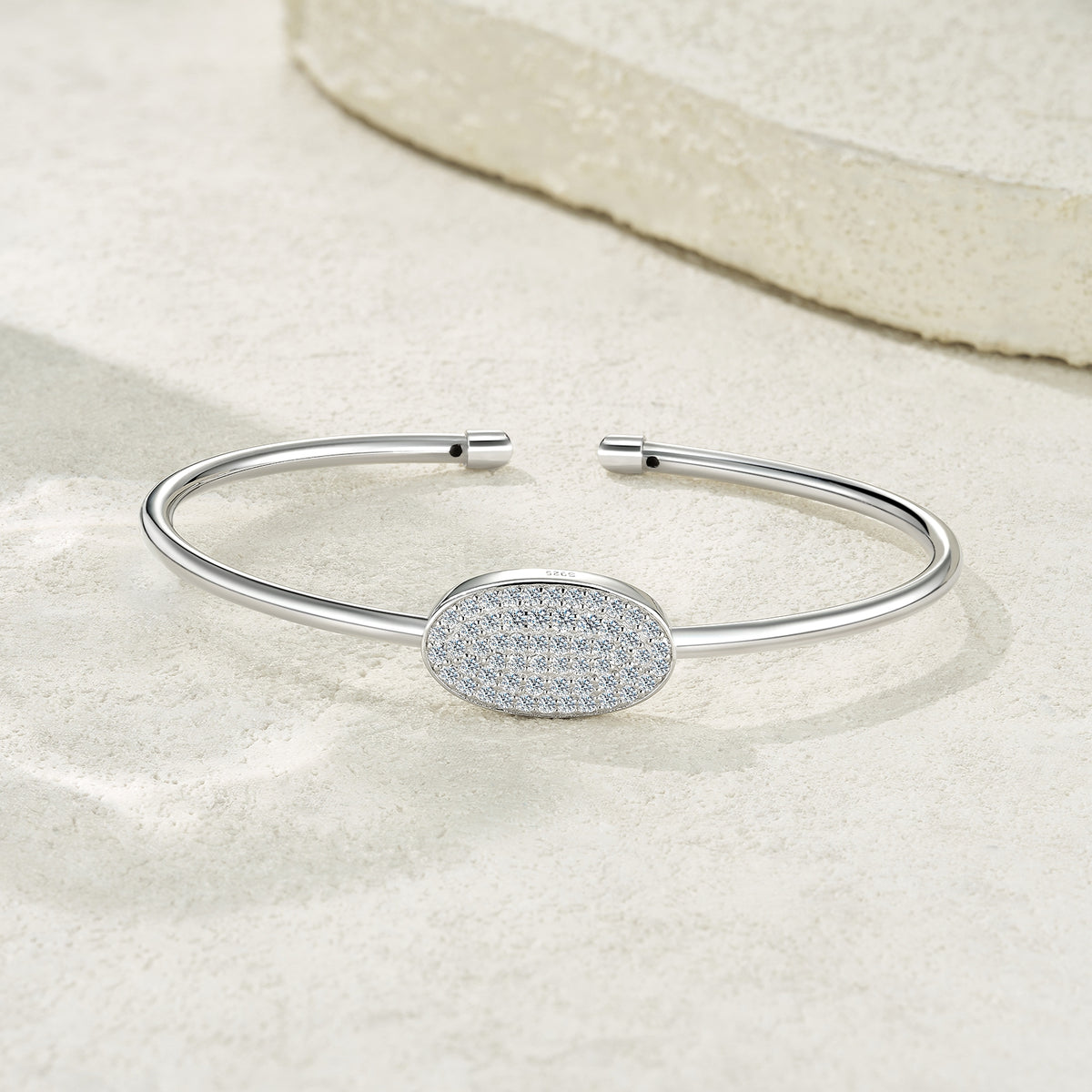 A Luxurious And Fashionable Minimalist Jewelry Bracelet Featuring Top-quality Moissanite, Made Of S925 Silver Electroplated With Platinum.