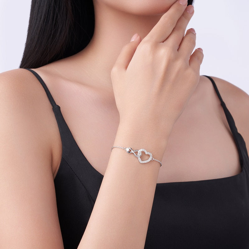 A Luxurious And Fashionable Minimalist Jewelry Bracelet Featuring Top-quality Moissanite, Made Of S925 Silver Electroplated With Platinum.