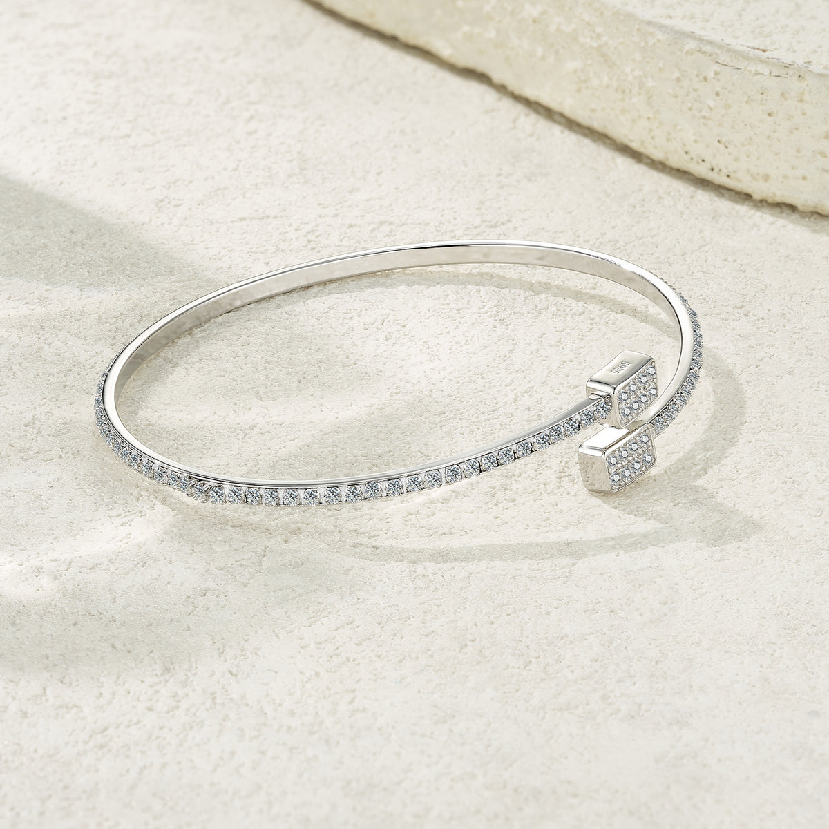 A Luxurious And Fashionable Minimalist Jewelry Bracelet Featuring Top-quality Moissanite, Made Of S925 Silver Electroplated With Platinum.