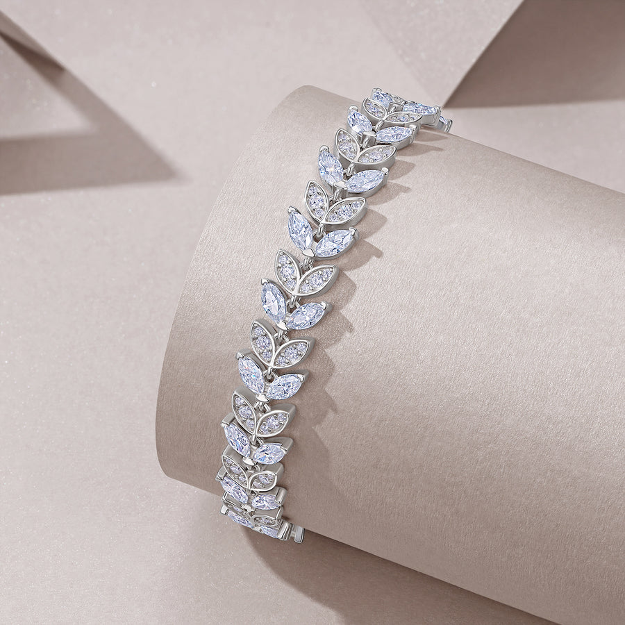 A Luxurious And Fashionable Minimalist Jewelry Bracelet Featuring Top-quality Moissanite, Made Of S925 Silver Electroplated With Platinum.